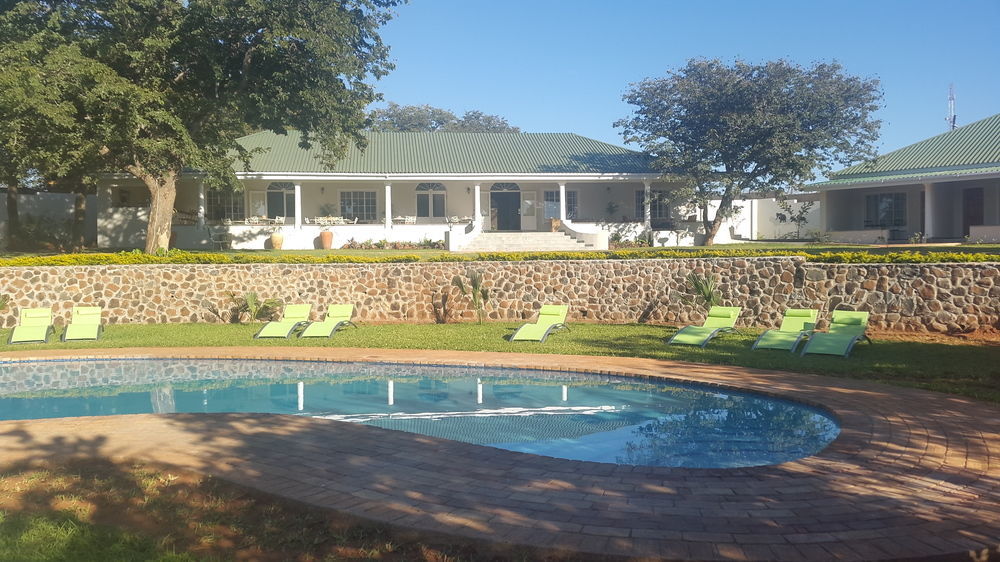 Batonka Guest Lodge Victoria Falls Exterior photo