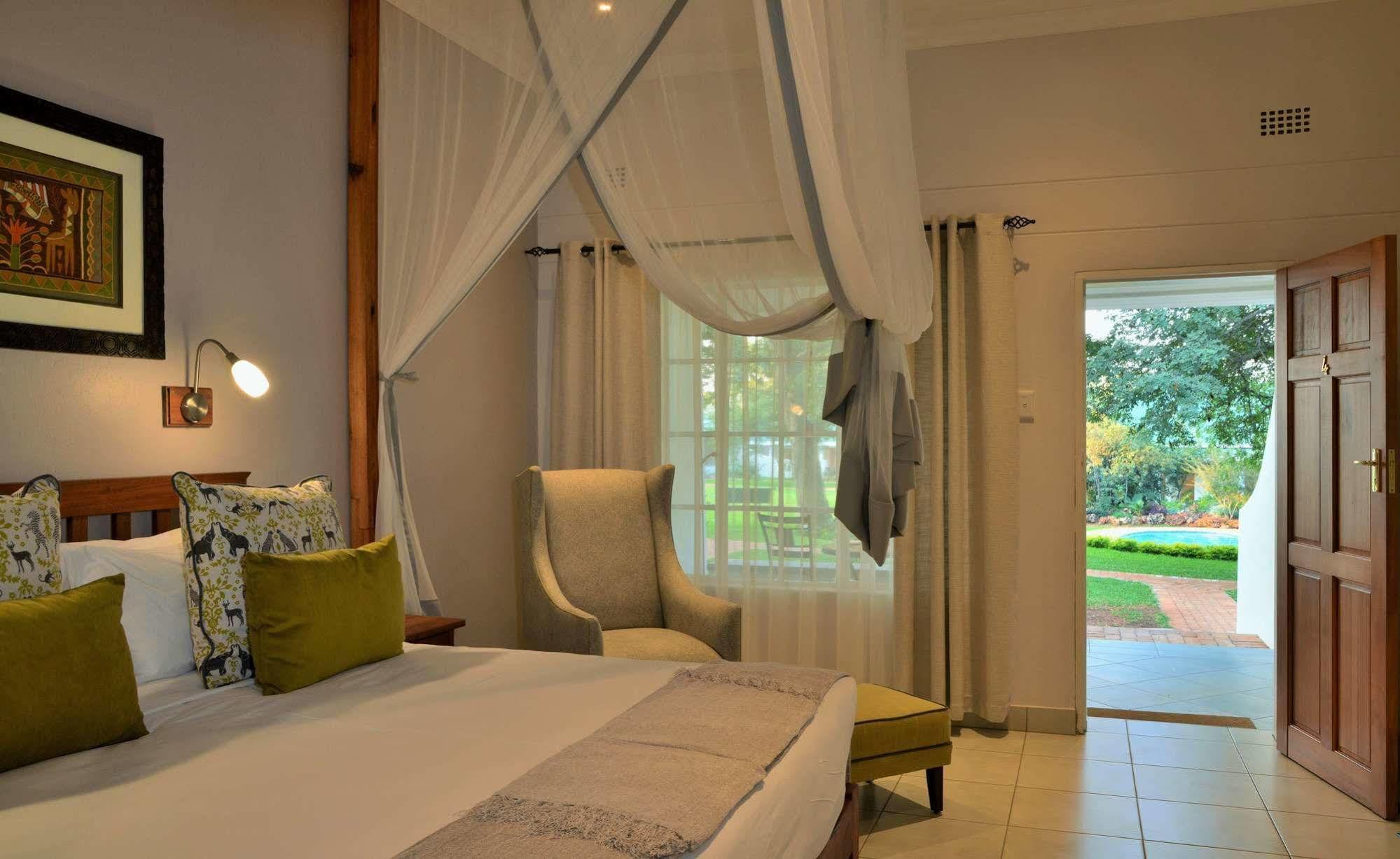 Batonka Guest Lodge Victoria Falls Exterior photo